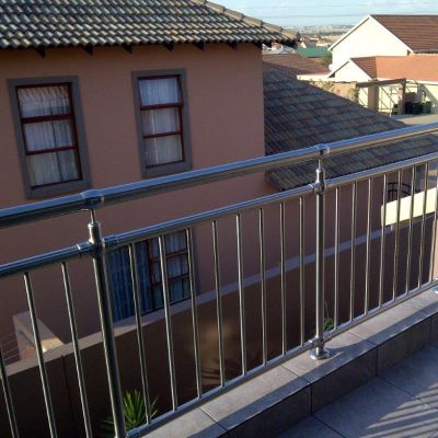 Балконное ограждение из нержавеющей стали с вертикальным заполнением