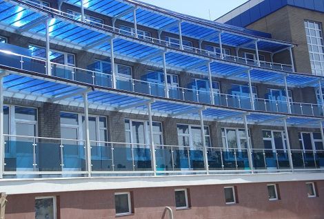 Балконное ограждение со стеклом и стойками. Тульская область, г. Алексин, республиканская учебно-тренировочная база «Ока».