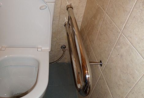 Поручень в туалете для инвалидов из нержавейки