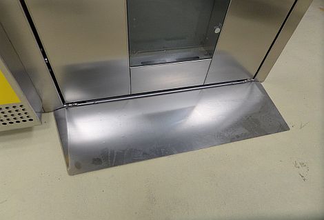 Обрамление лифта из нержавеющей стали.