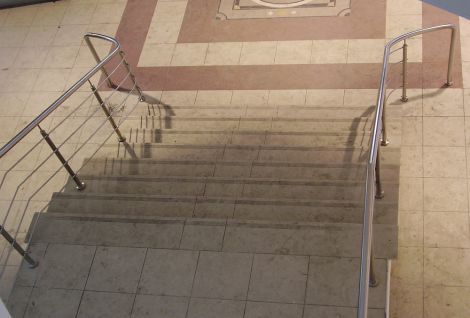 Ограждение для лестницы с 4-мя ригелями из нержавеющей стали. Фото 1.