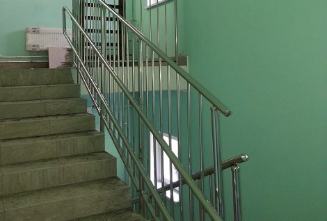 Безопасные перила из нержавеющей стали в школе города Химки